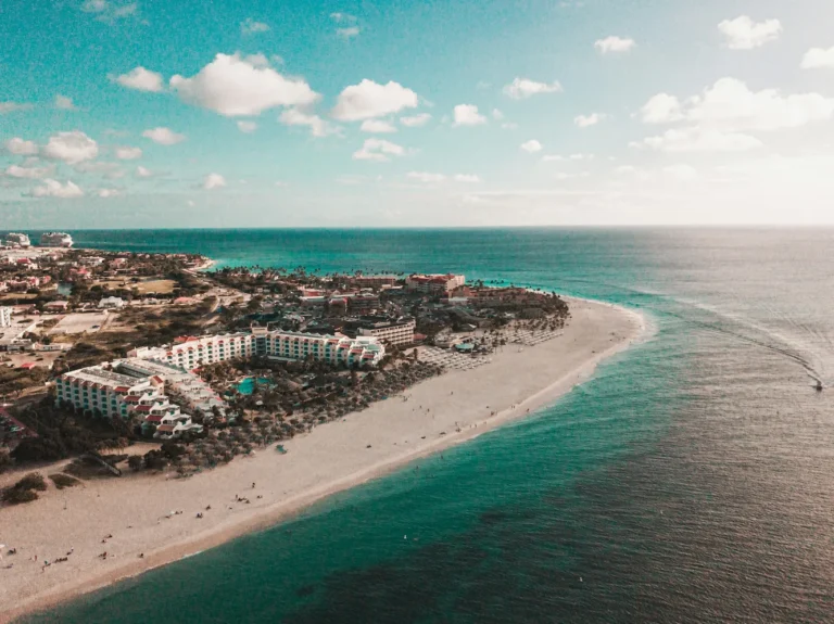 Playa y zona hotelera de Aruba