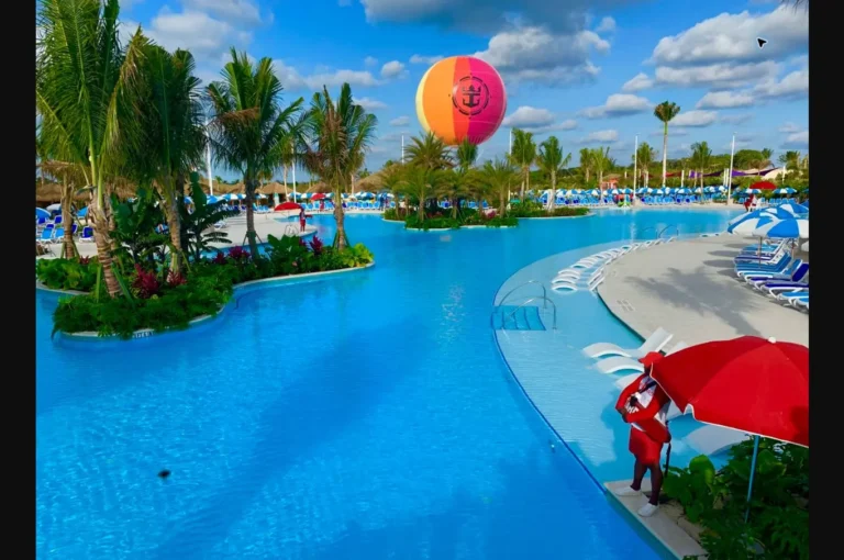 Piscina familiar de un resort en el Caribe