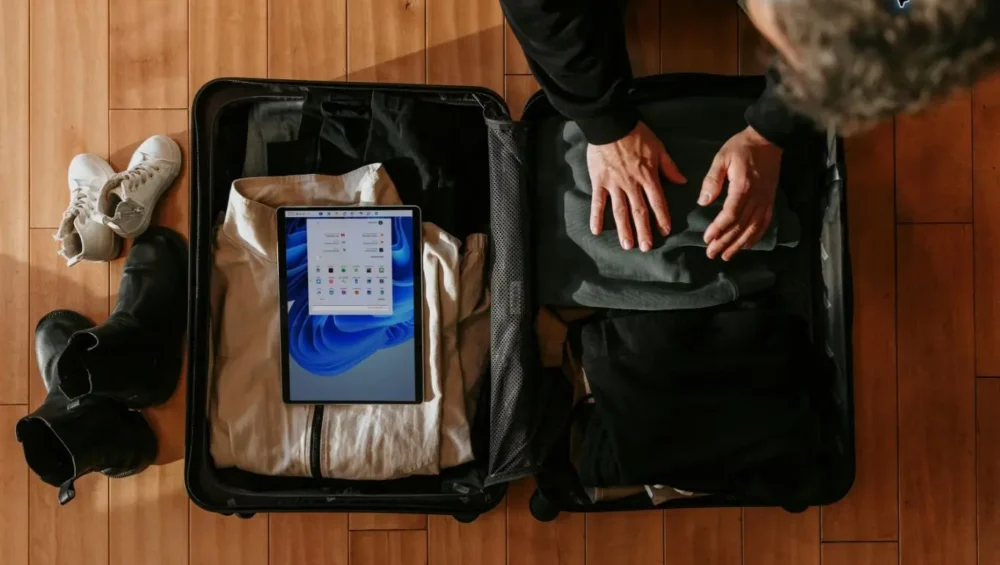 Viajera preparando su maleta para Aruba
