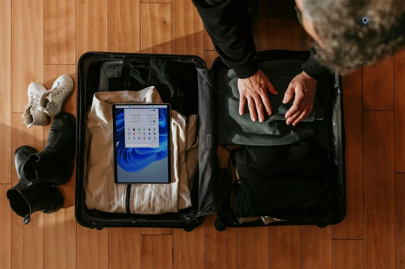 Viajera preparando su maleta para Aruba